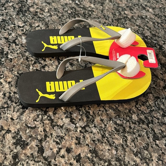 Puma Black and yellow flip flops NWT 10 - Picture 2 of 6